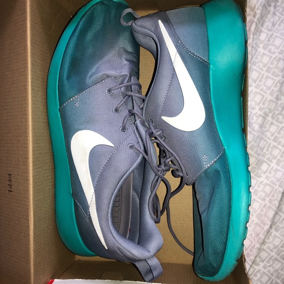 Nike Shoes - Nike Roshe Runs